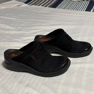 Bzees Black Slip-On Clogs like new.
